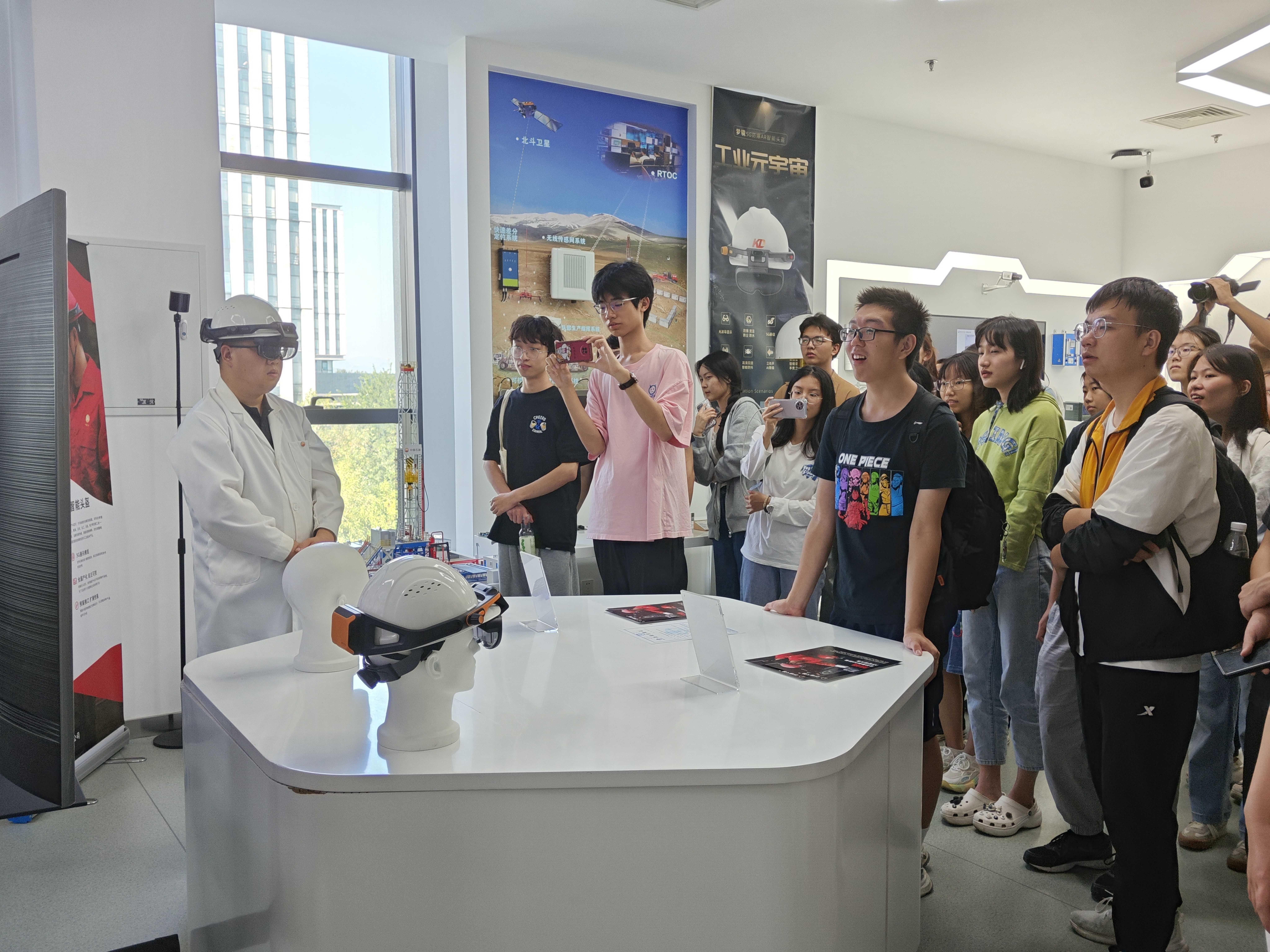 北京交通大学学生到企业参访.jpg