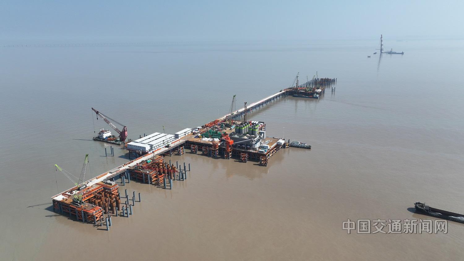 杭州湾跨海铁路大桥南航道桥首桩浇筑