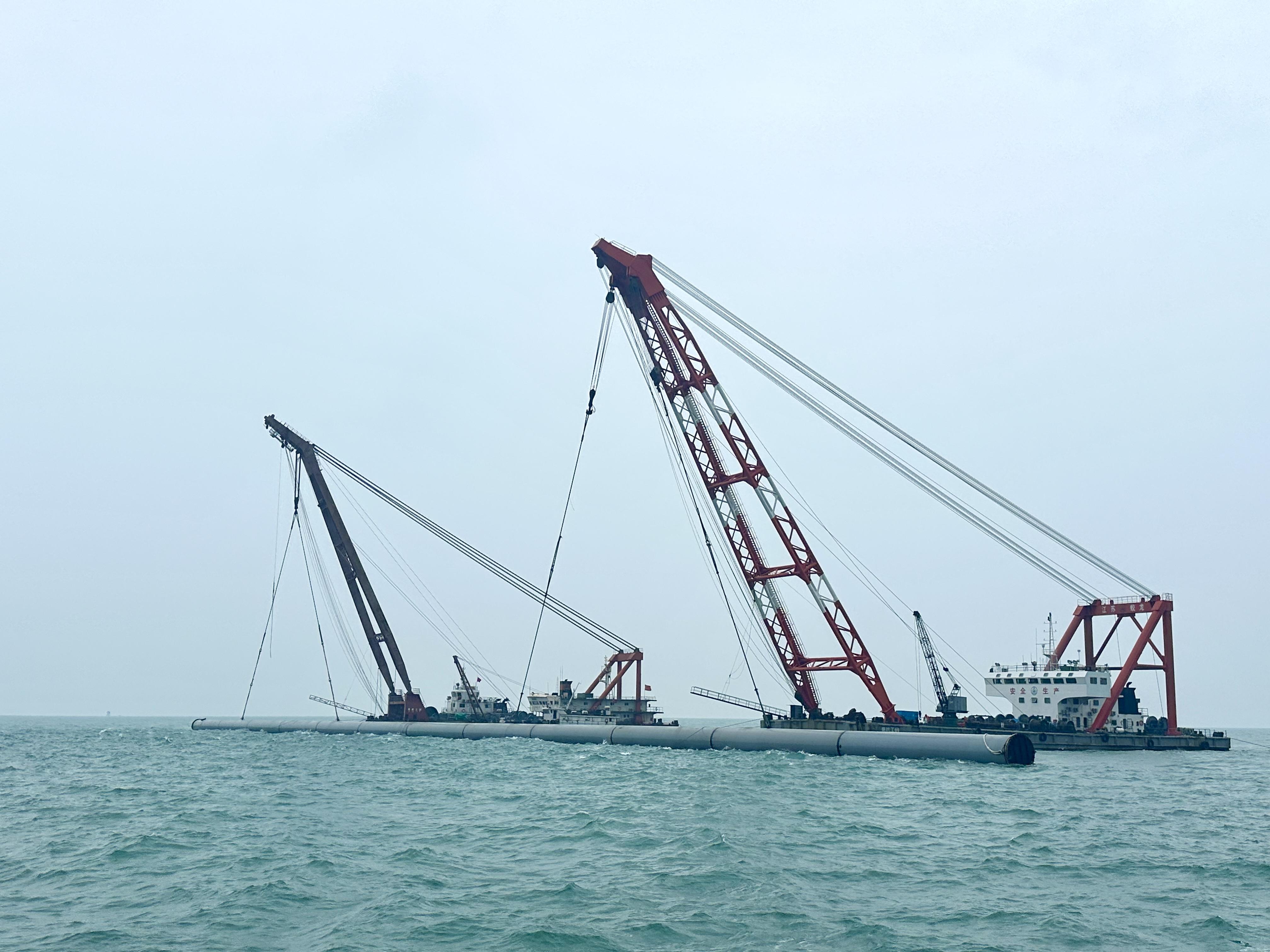 北海市铁山港工业区a5深海排放管工程海域段首节管道成功安装