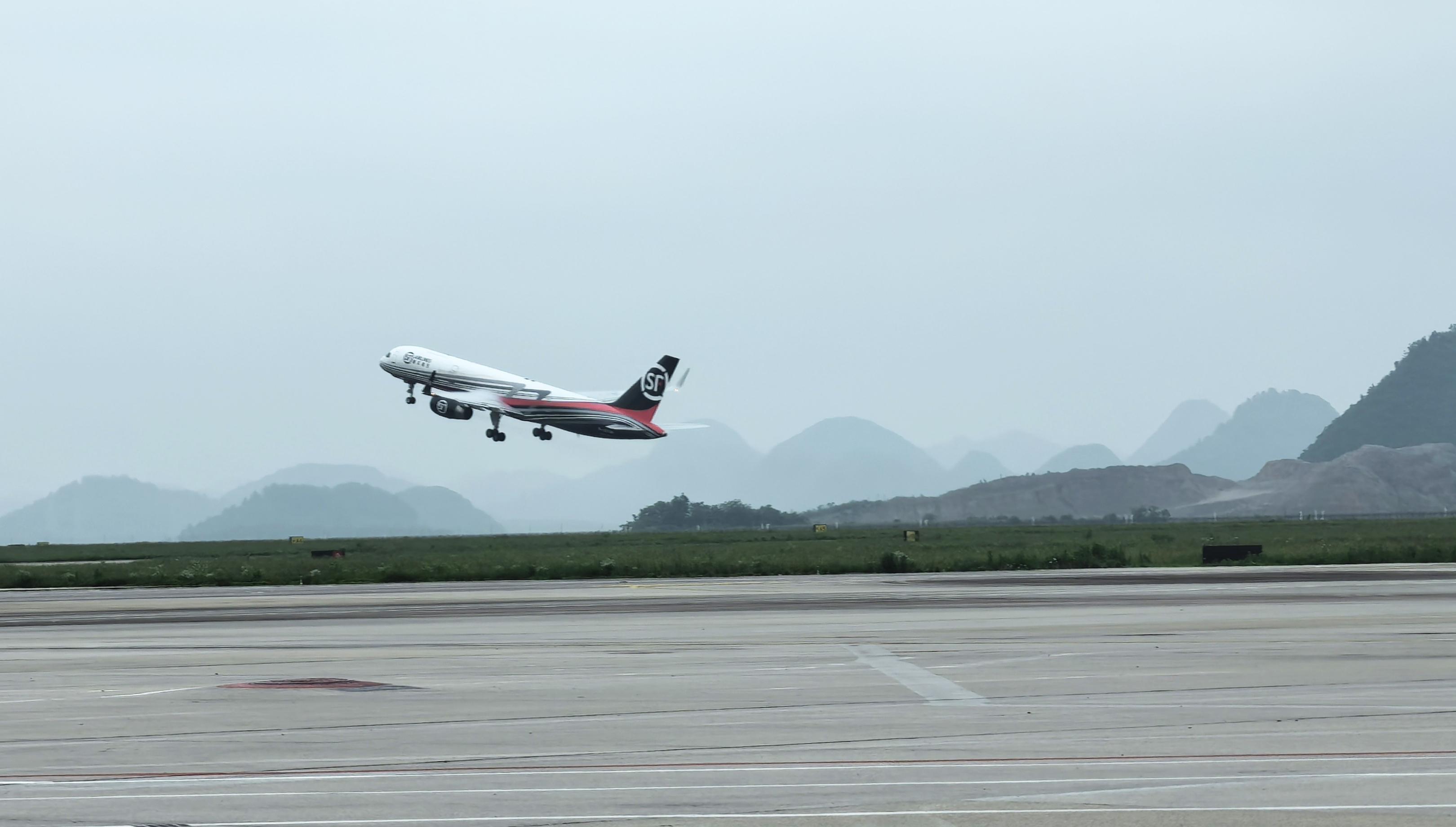 图3：“贵阳=卡拉奇”国际货运航线首航航班起飞（摄影：秦森）.jpg