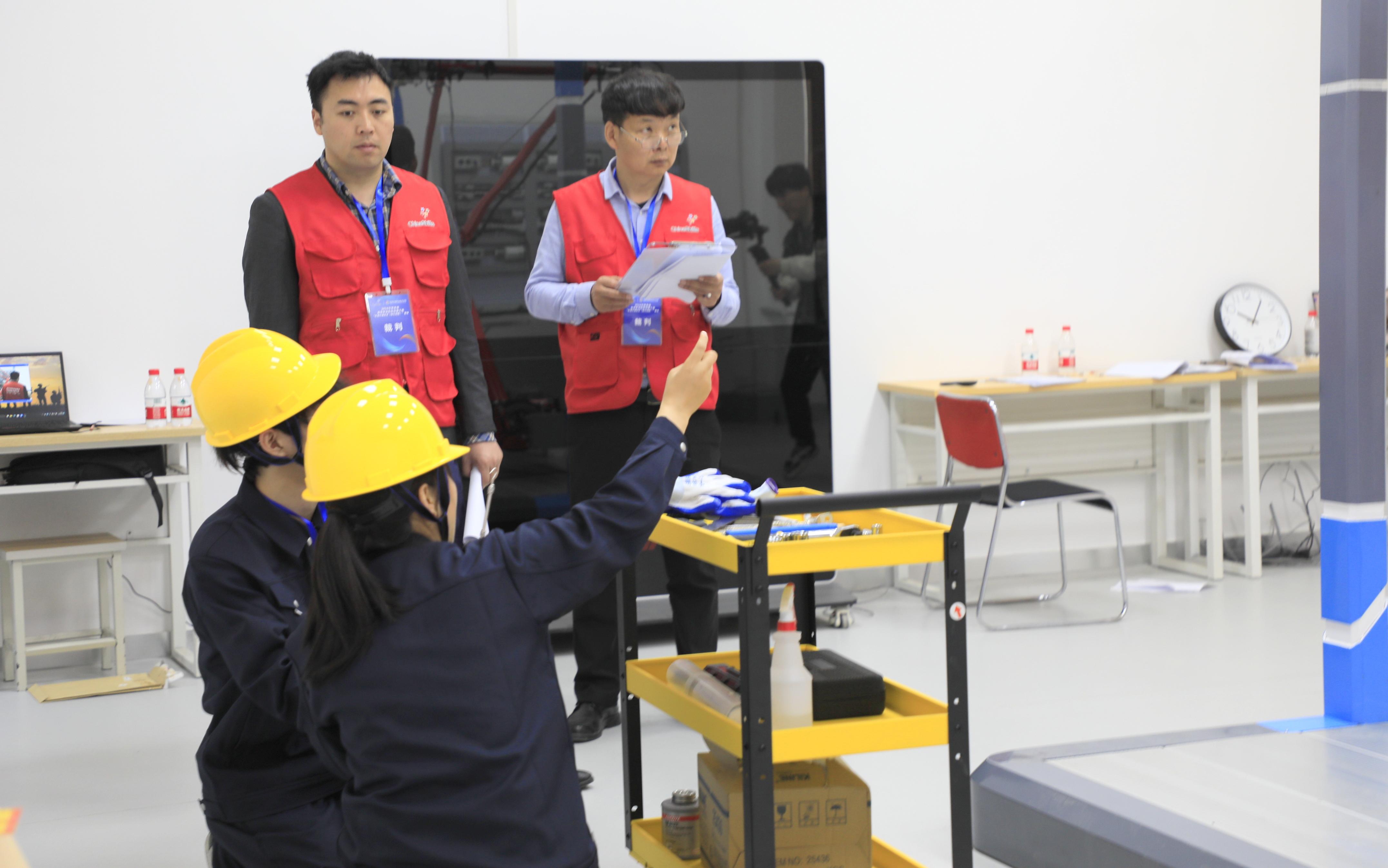 学生正在参加“职业技能大比武”活动(2344341)-20240709100429.jpg