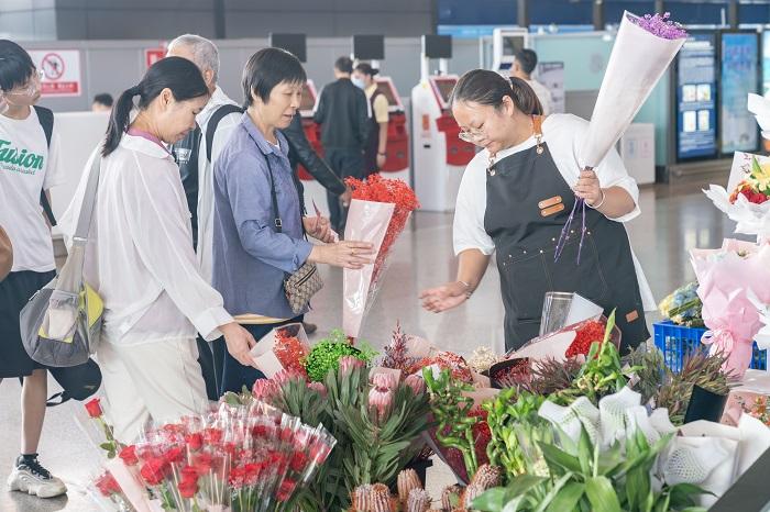 鲜花零售备受旅客欢迎 (1).jpg