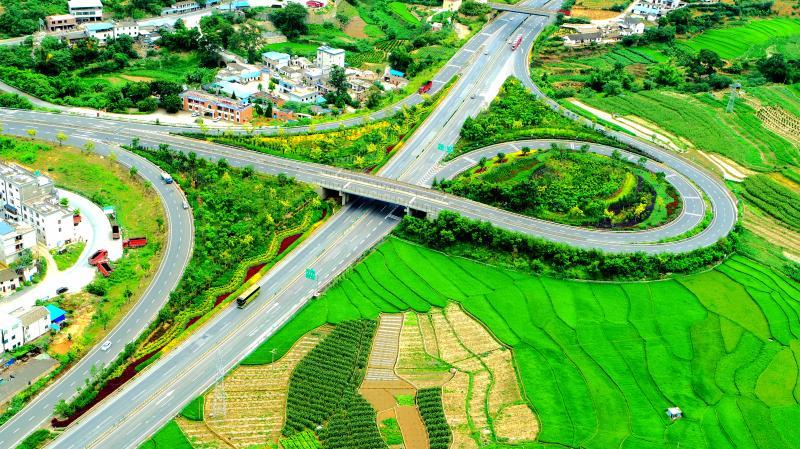 11云南交投绿美公路.jpg