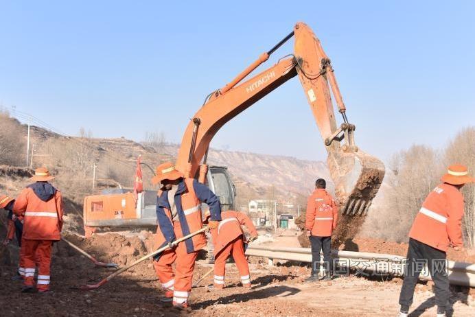 1月2日，临夏公路发展中心抢险队对石塬镇通往刘安村、苟家村道路进行巩固提升.jpg