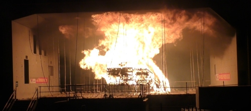 图1  钢壳沉管隧道现场火灾试验。.png