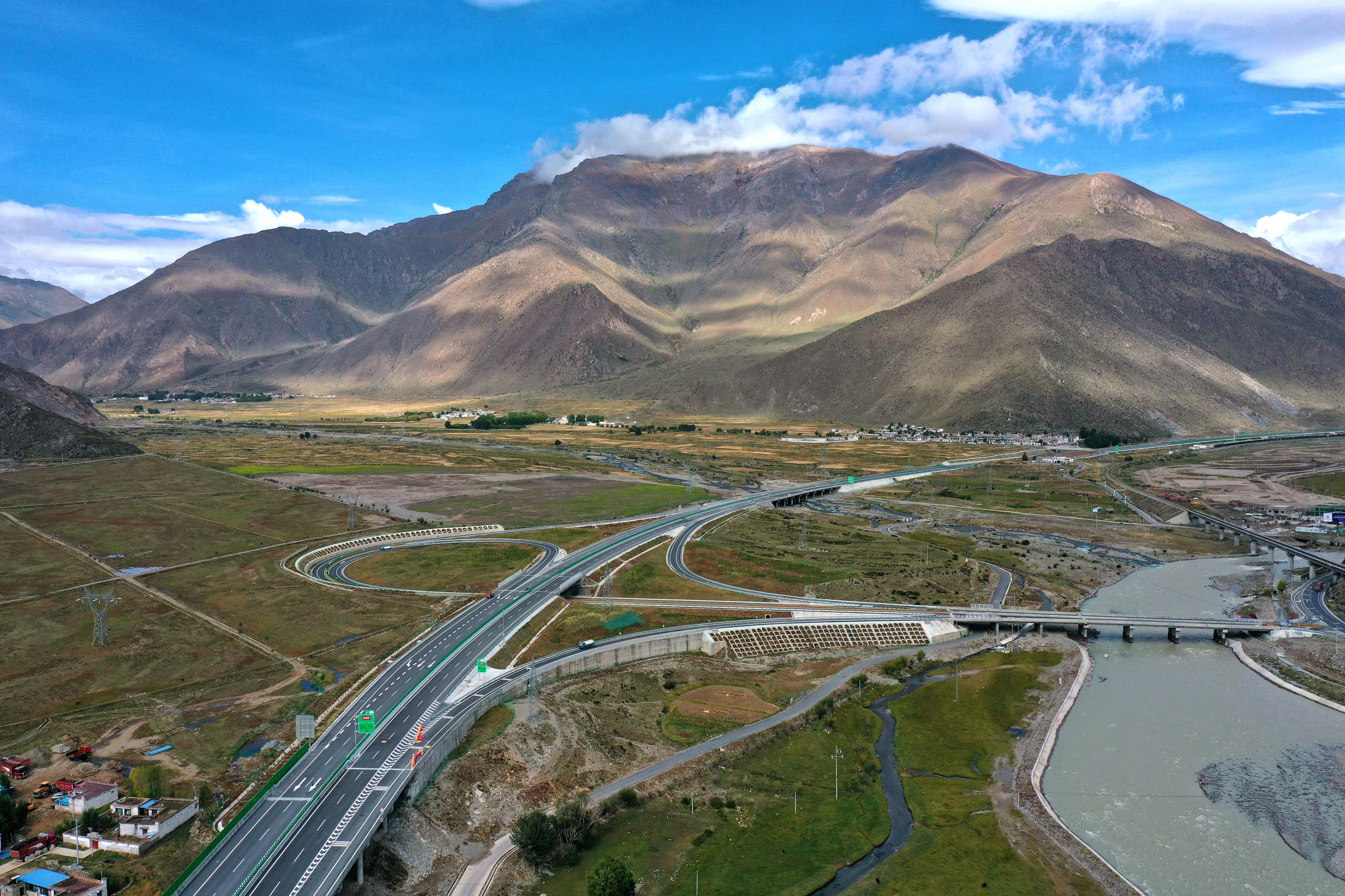 西藏天路涨5.31% 425602_6cb69a9a-1306-4640-ac02-41cbef54a39d.jpg