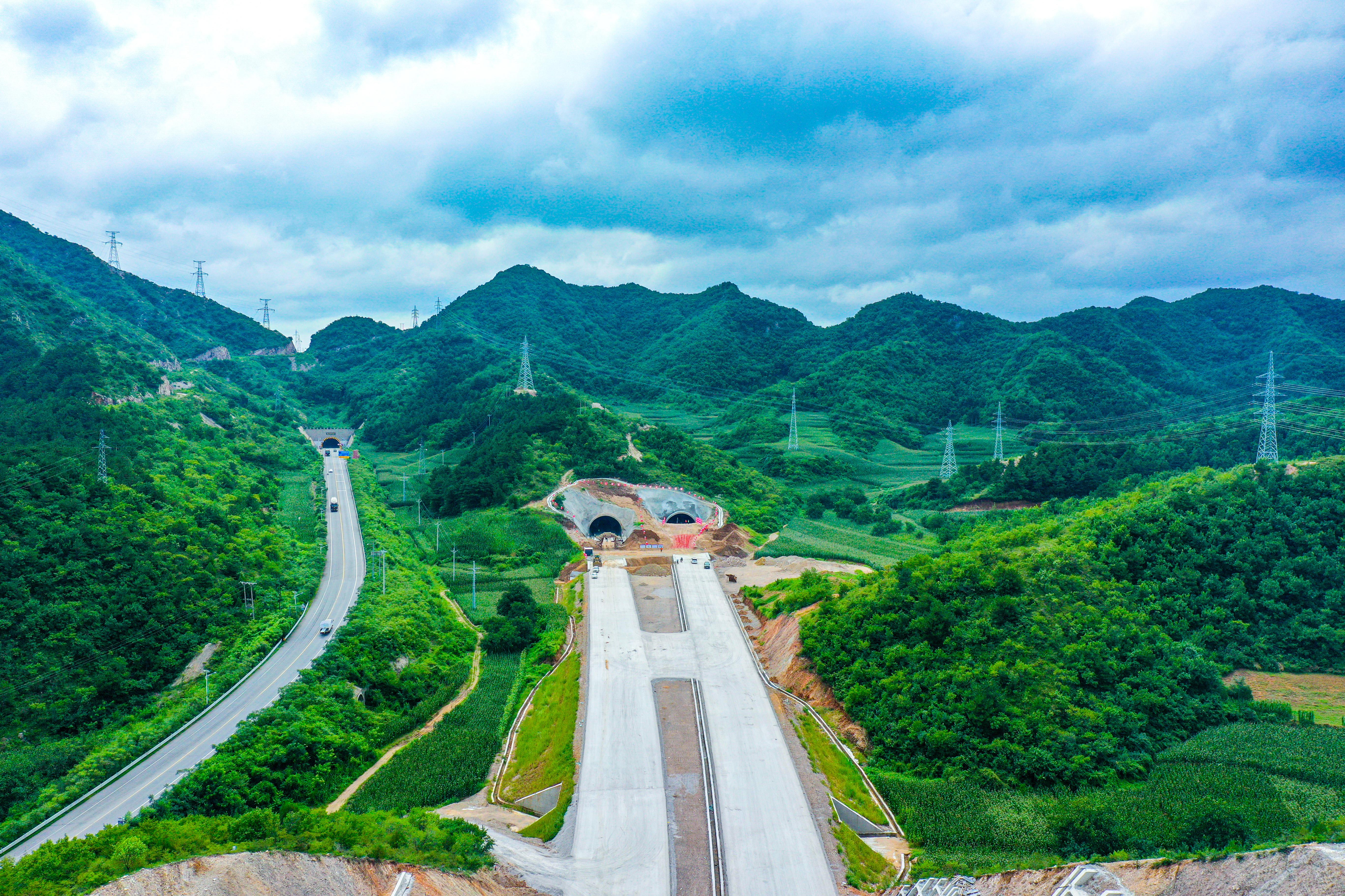 0813凌绥高速公路特长隧道贯通 (1).jpg