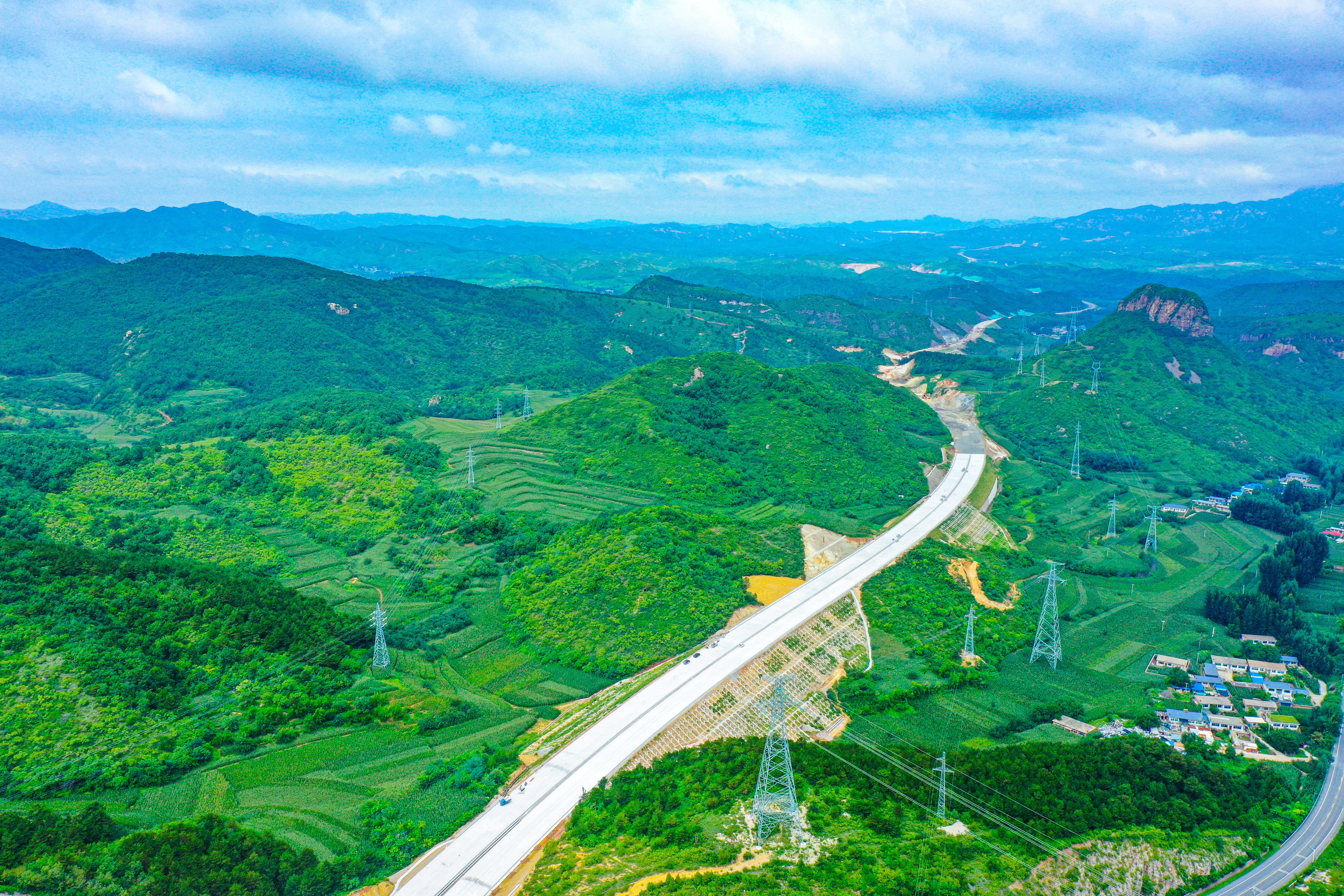 0813凌绥高速公路特长隧道贯通 (2).jpg