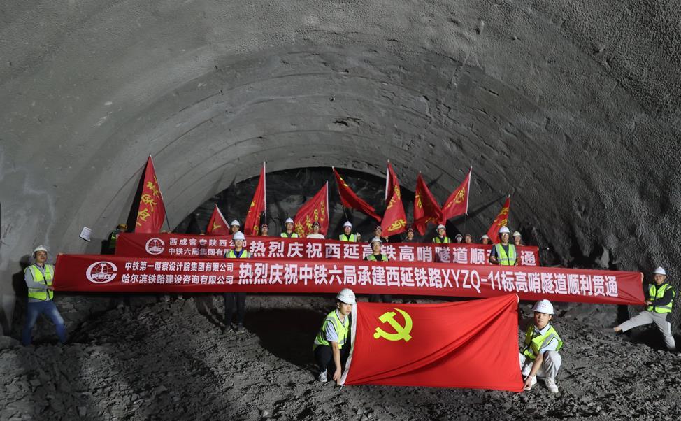 西延高铁高哨隧道顺利贯通.jpg