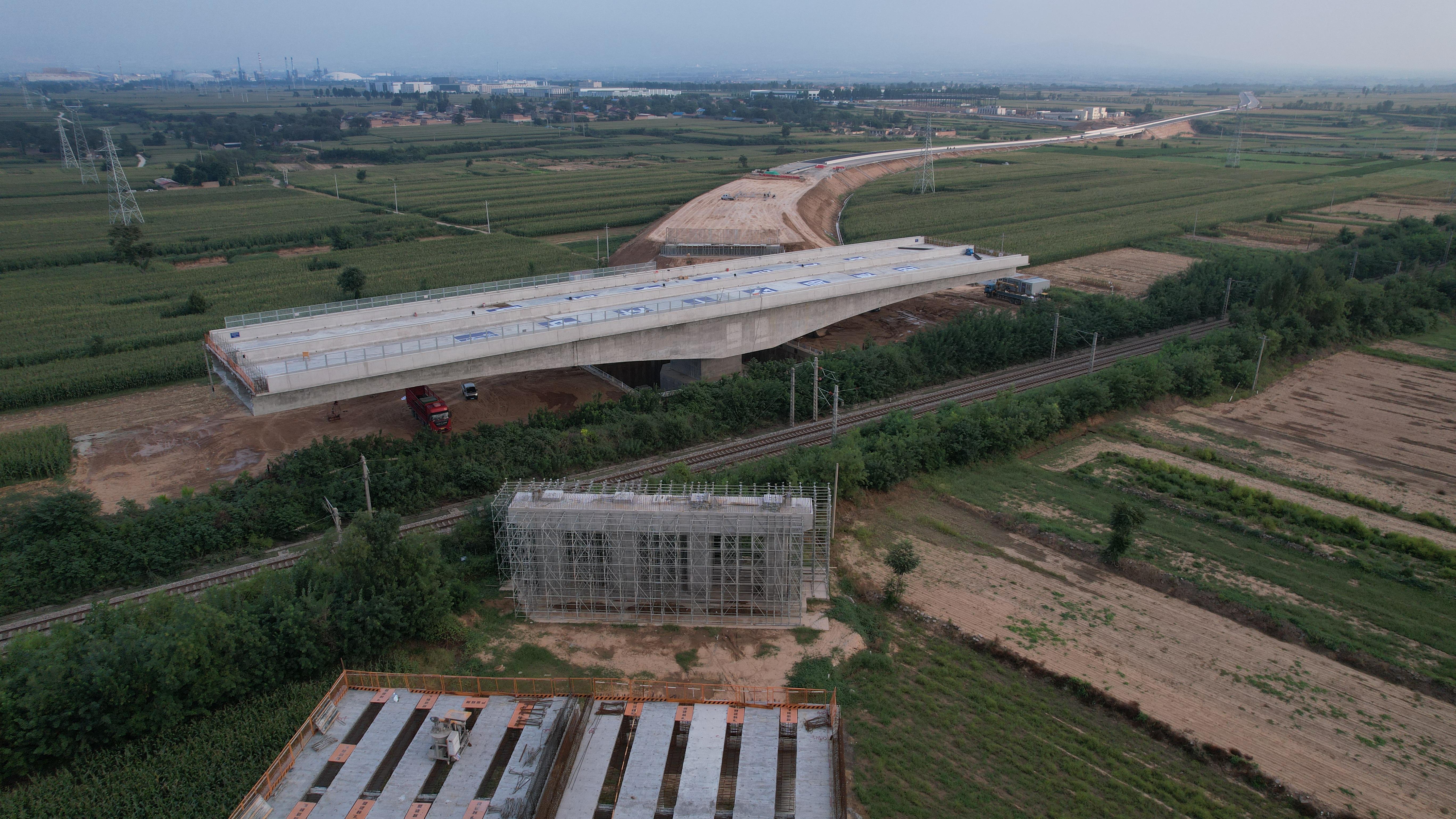 转体前，与铁路线平行.jpg