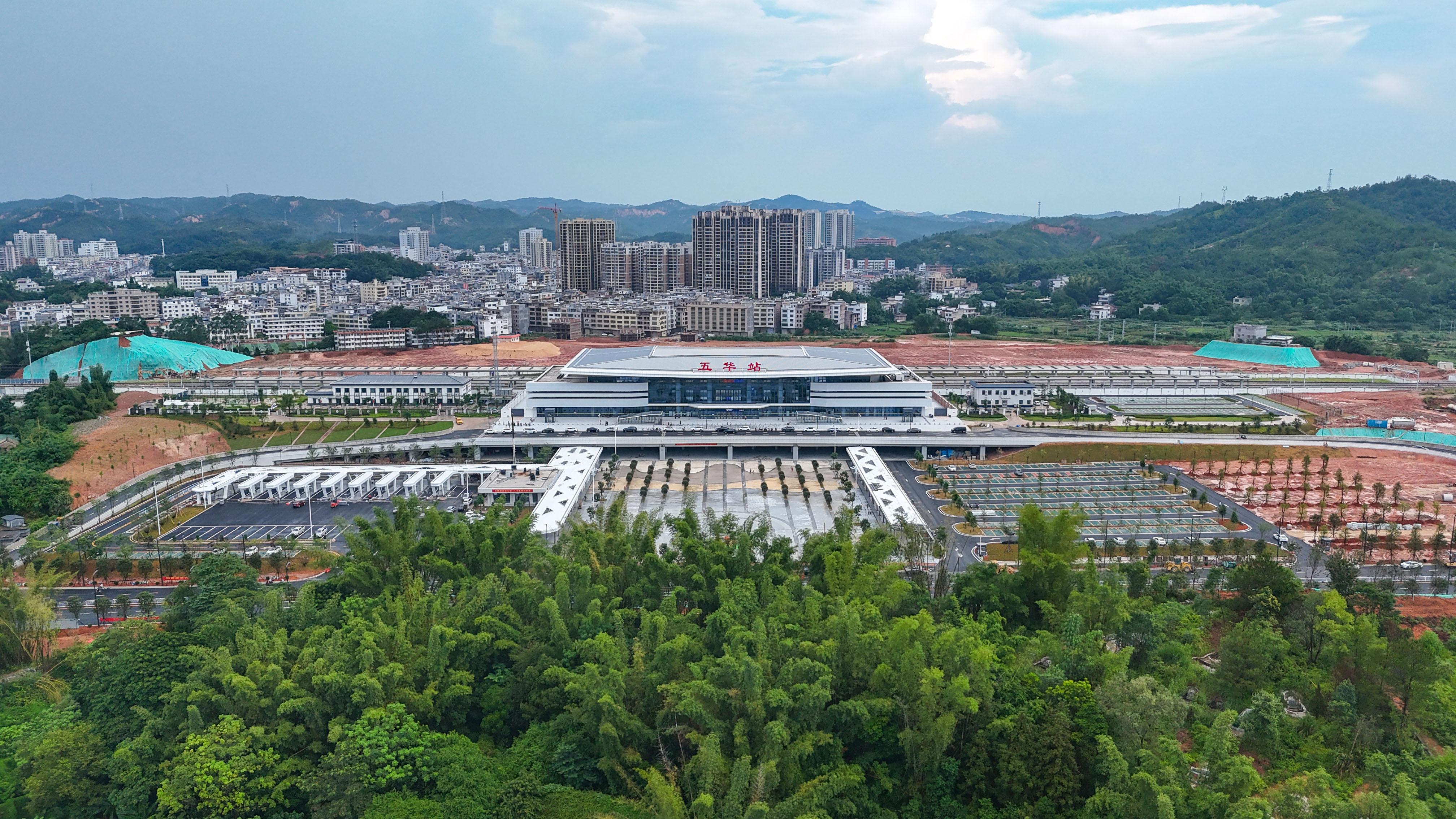 1_梅龙高铁正式开通 两座新建站房正式亮相.jpg