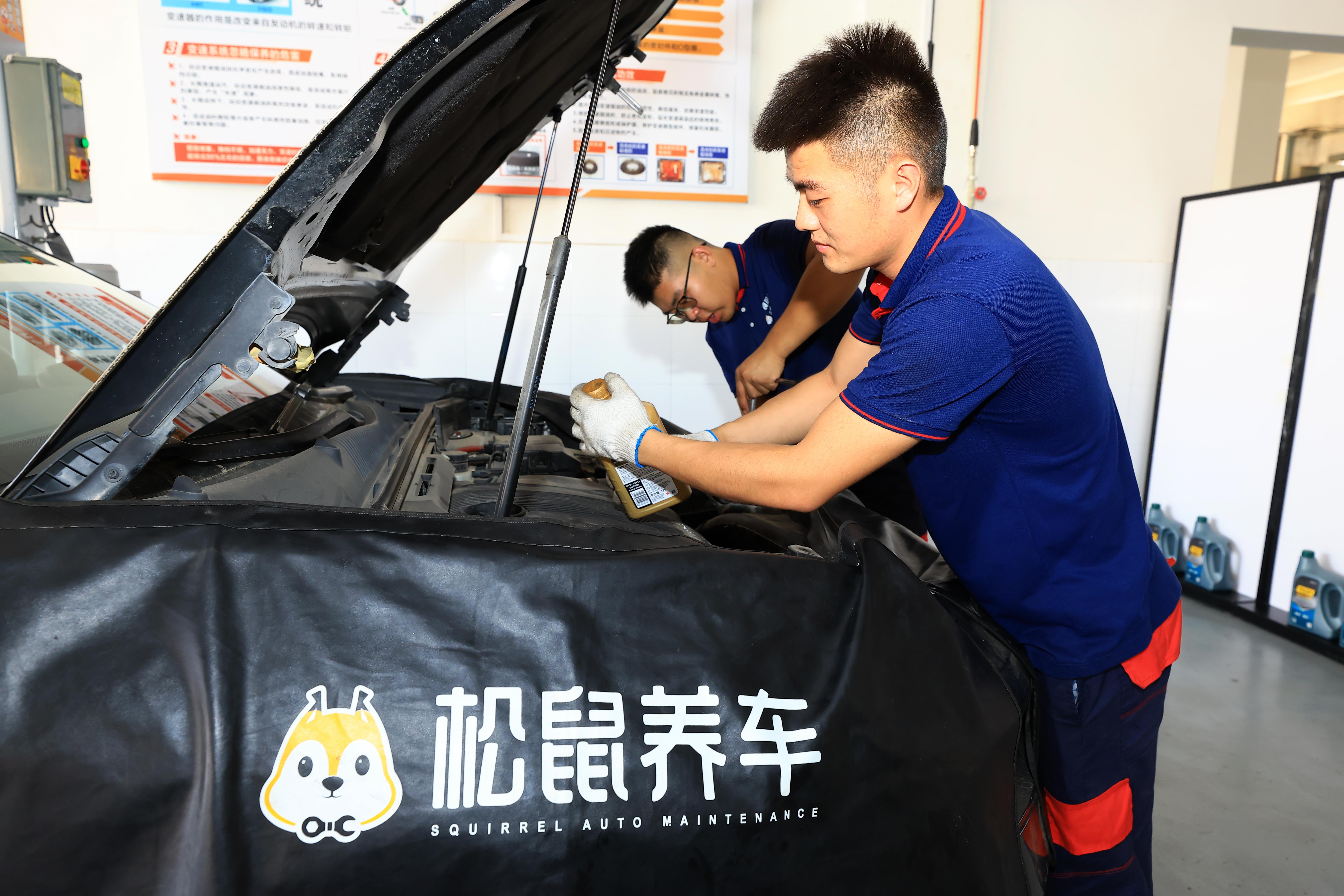 “松鼠养车”工作人员在维修车辆。.jpg
