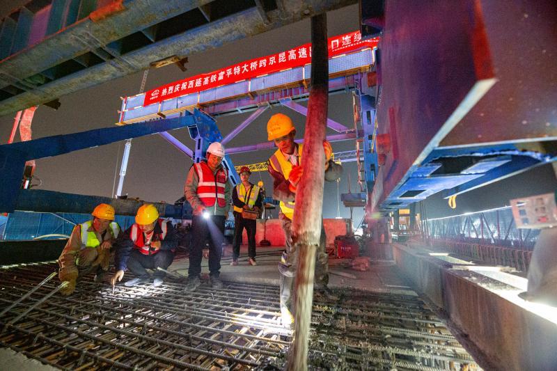 1019西延高铁富平特大桥跨京昆高速出入口连续梁顺利合龙2.jpg