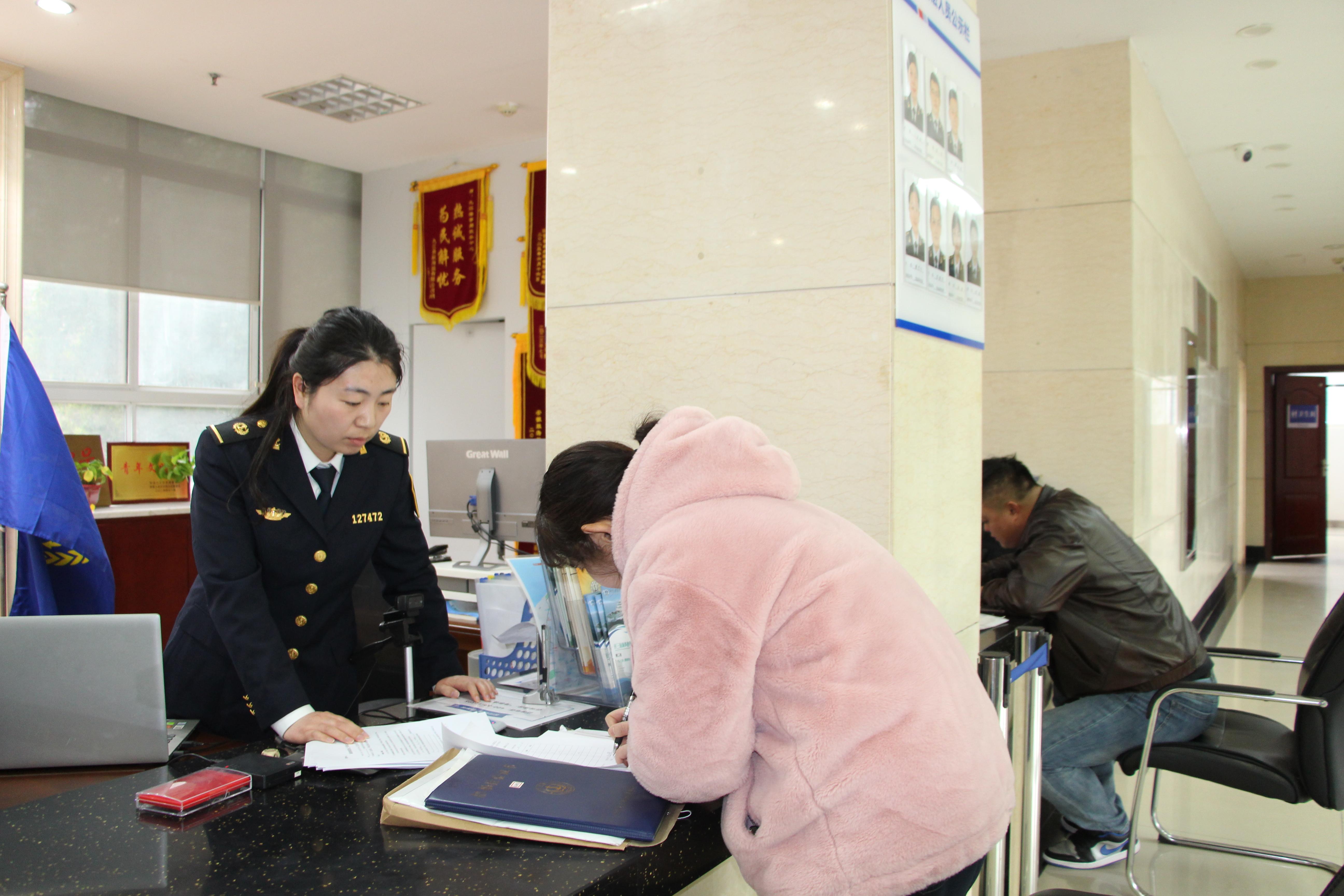 新船舶所有人在九江海事局政务中心办理新证。郭鑫 摄.jpg