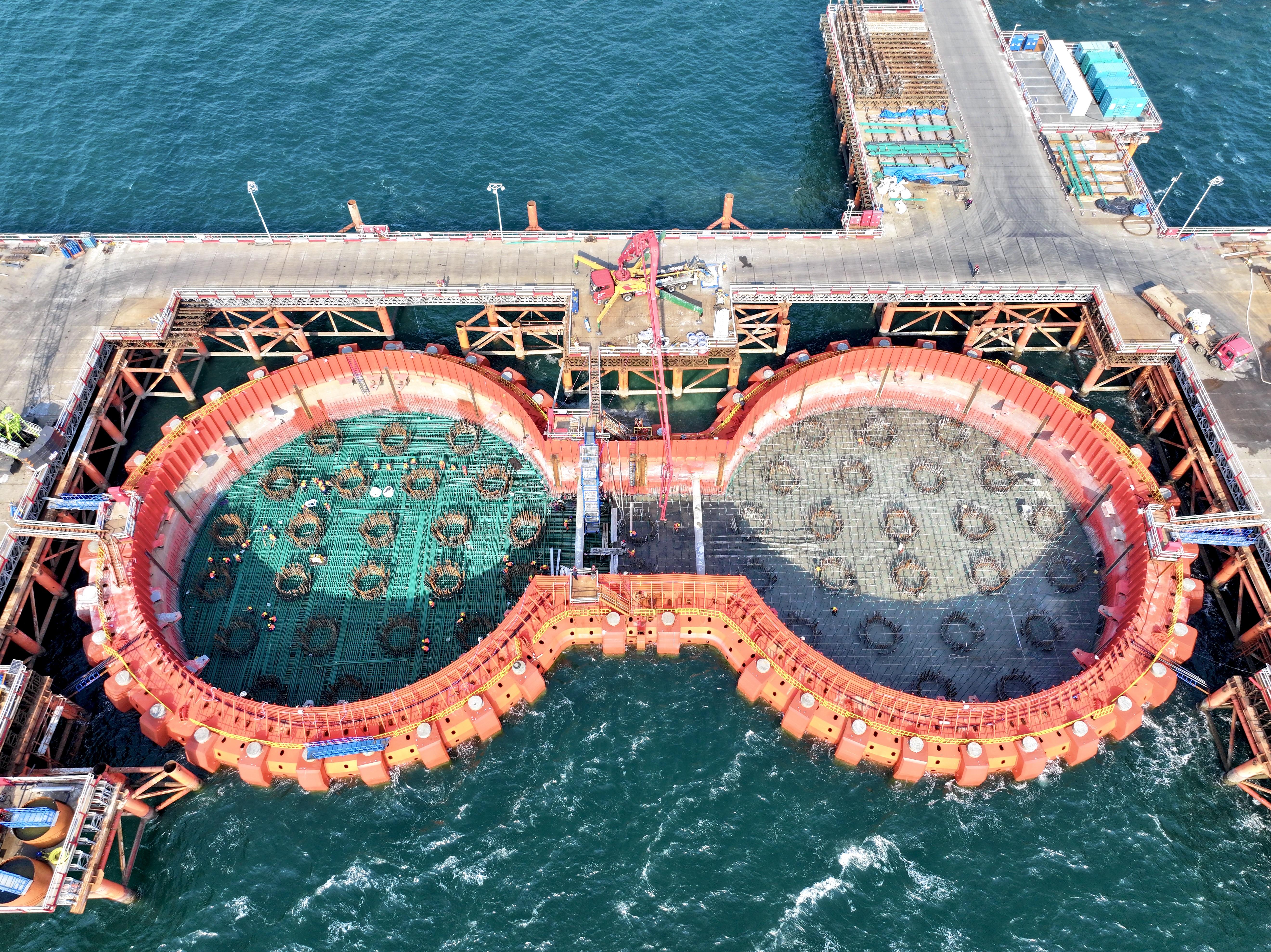 东主塔承台首层浇筑2.jpg