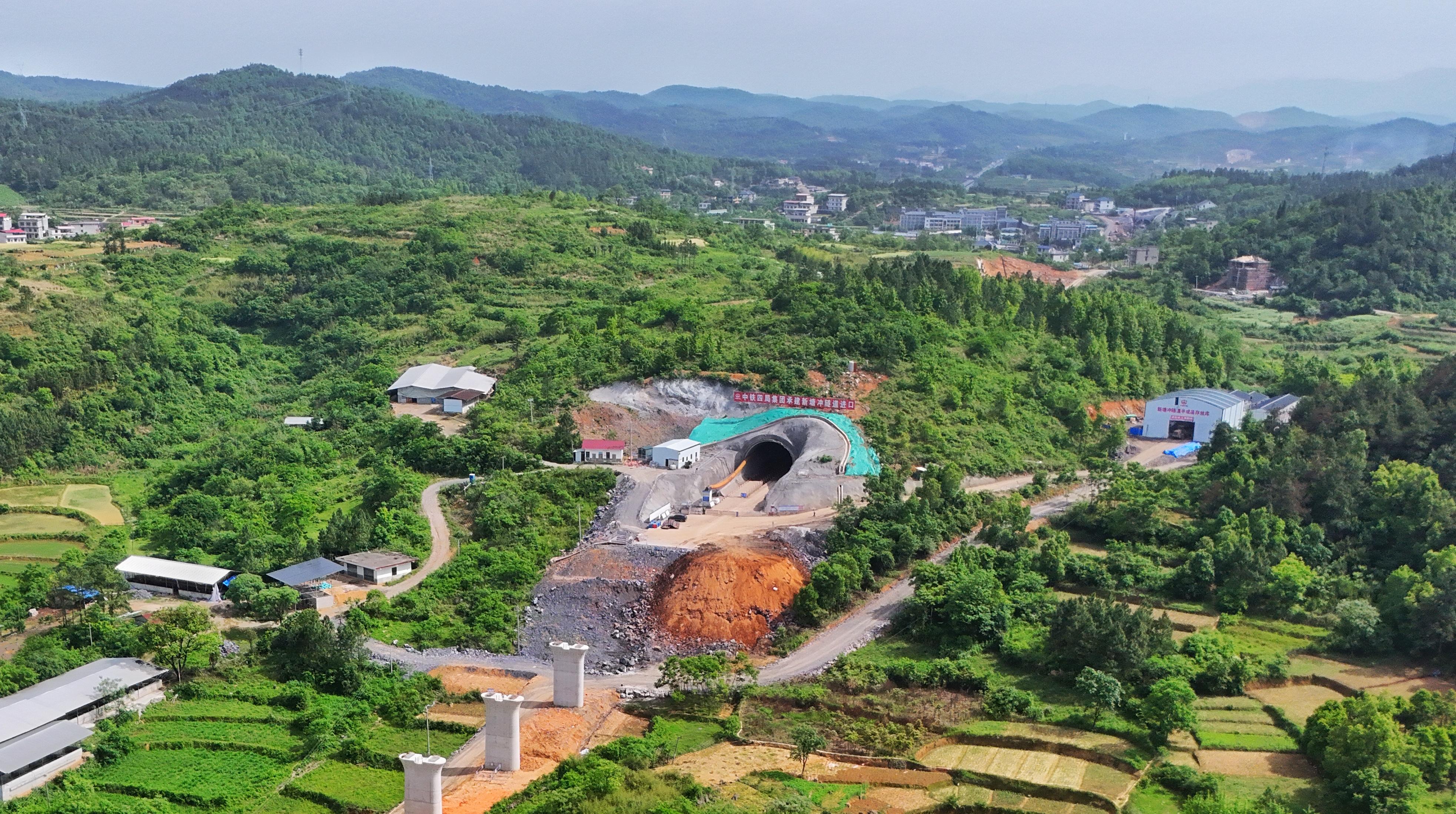 动态·湖南邵阳：邵永铁路邵阳段首个隧道贯通.jpg
