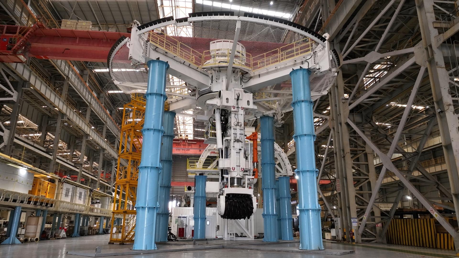 首台全国产化超大直径竖井掘进机在中交天和顺利下线