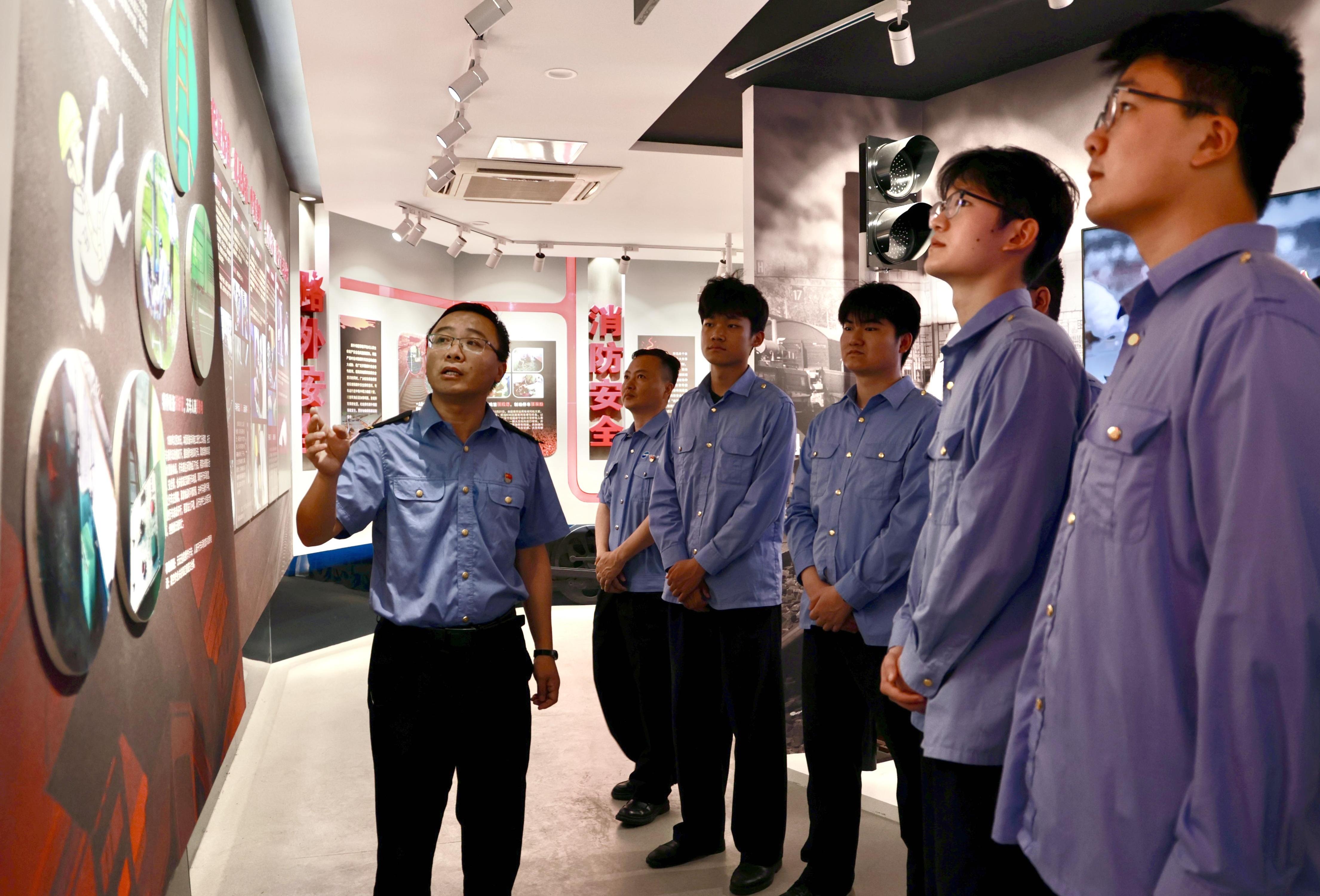6月16日，南京东机辆段开展安全教育警示室“开放日”活动，组织干部职工接受案例警示教育。    肖雄  摄.jpg