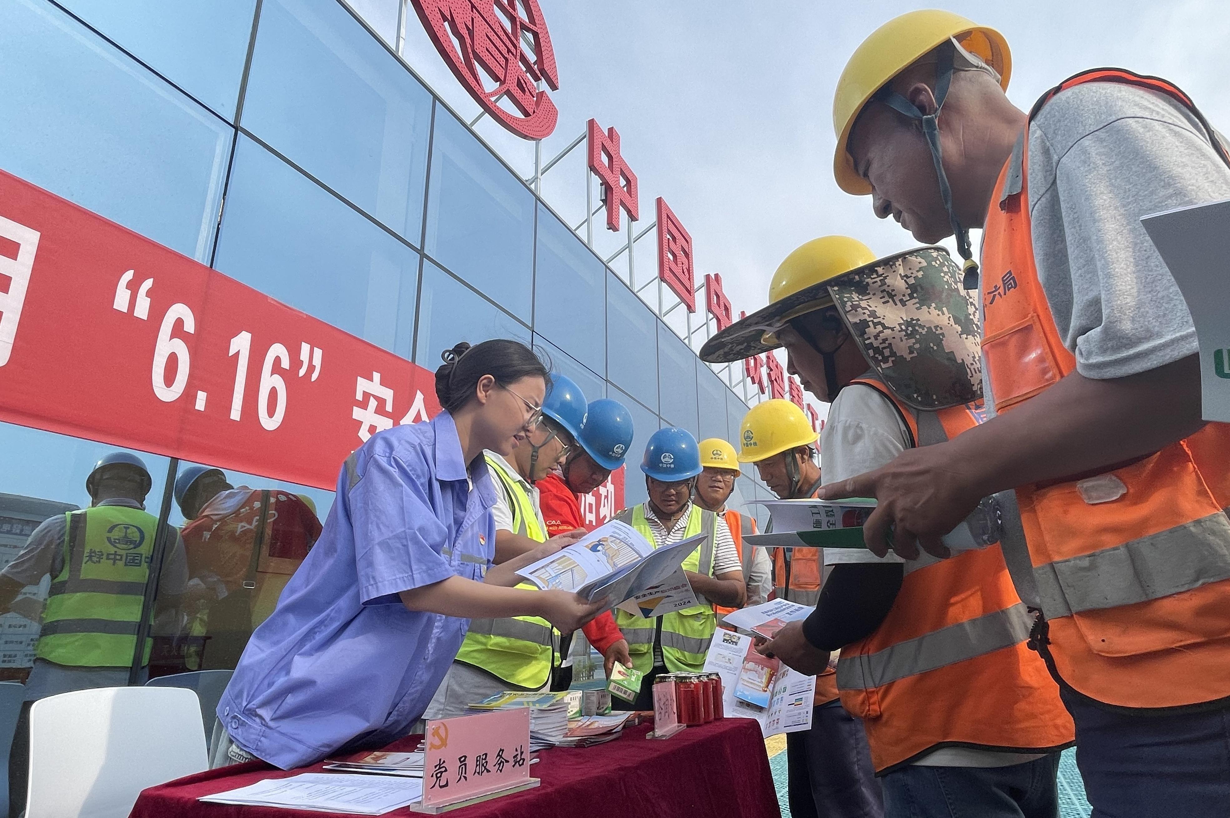 中铁六局交通分公司石家庄地铁6号线项目部开展“安全宣传咨询日”活动。活动现场，项目部对安全生产月相关知识进行解读，涵盖安全生产应知应会、安全教育图册、简明读本及重大隐患判定标准等内容。通过讲解和资料发放，将安全生产知识、法规政策及应急自救技能传达给施工管理和作业人员。    马利萍 摄.jpg
