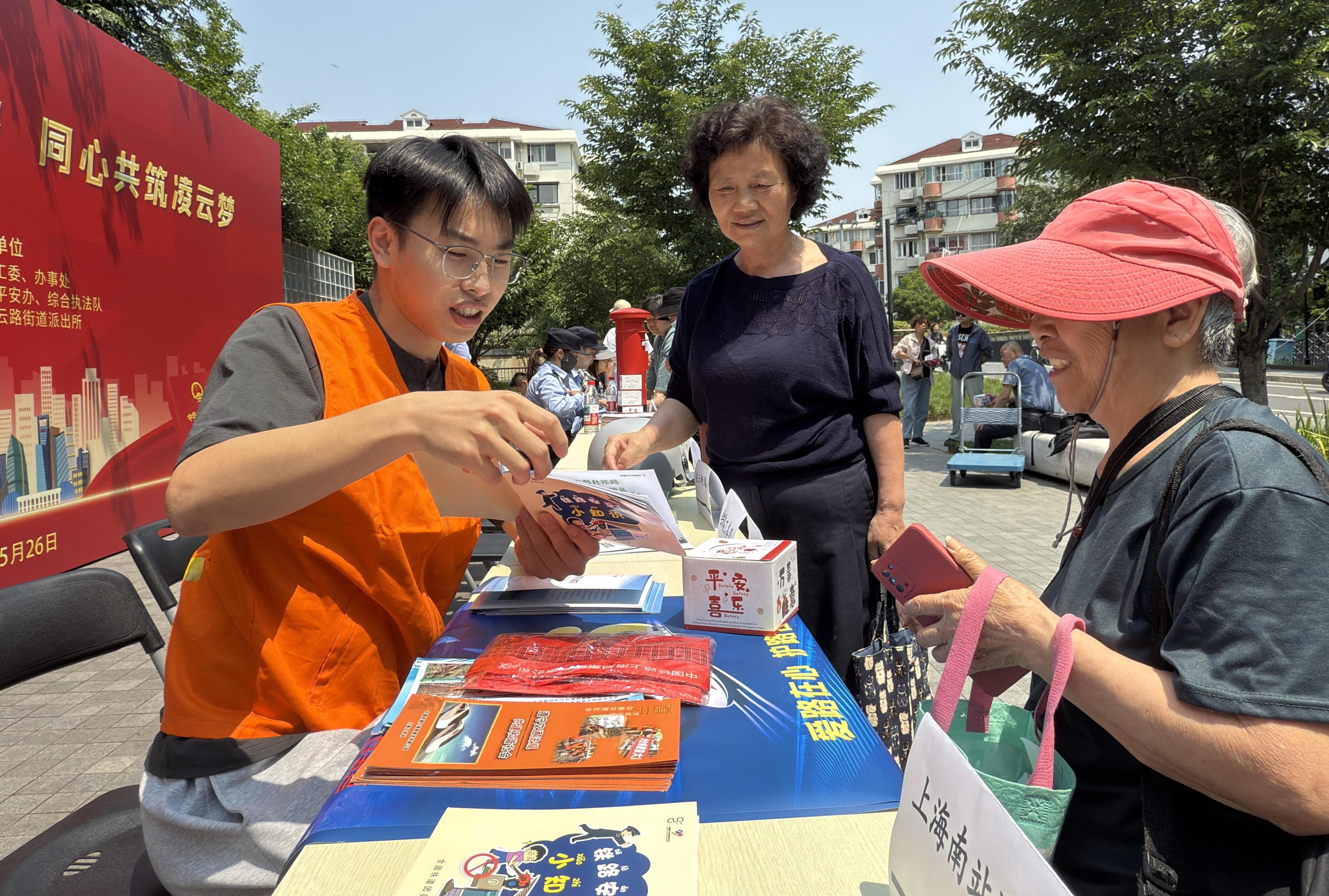 近日，上海工务段团委宣讲小分队深入铁路沿线社区，通过真实案例向群众宣讲铁路安全知识。     高骁栋  摄.jpg
