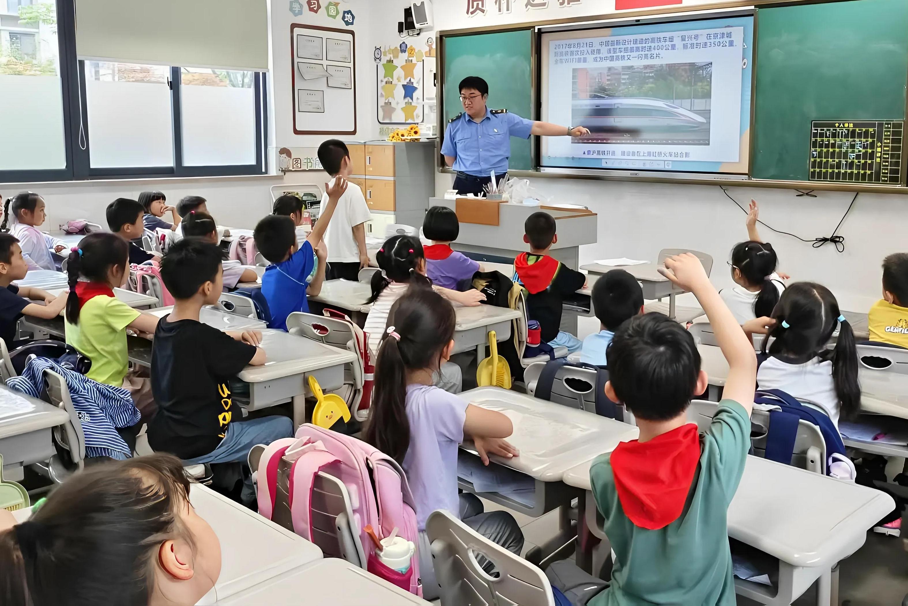 6月16日，苏州站联合车站派出所组成宣讲小分队，深入进铁路沿线校园，向在校学生讲解铁路安全生产知识。    许亚峰  摄.jpg