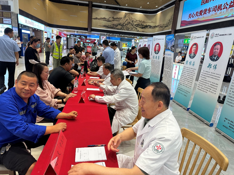 浙商集团组织医生为货车司机开展义诊服务。(2918079)-20250702093856.png