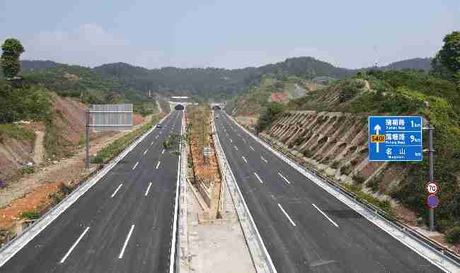 9日,越西县交通运输局对全县重点客运企业,客运站场,疫情防控卡点