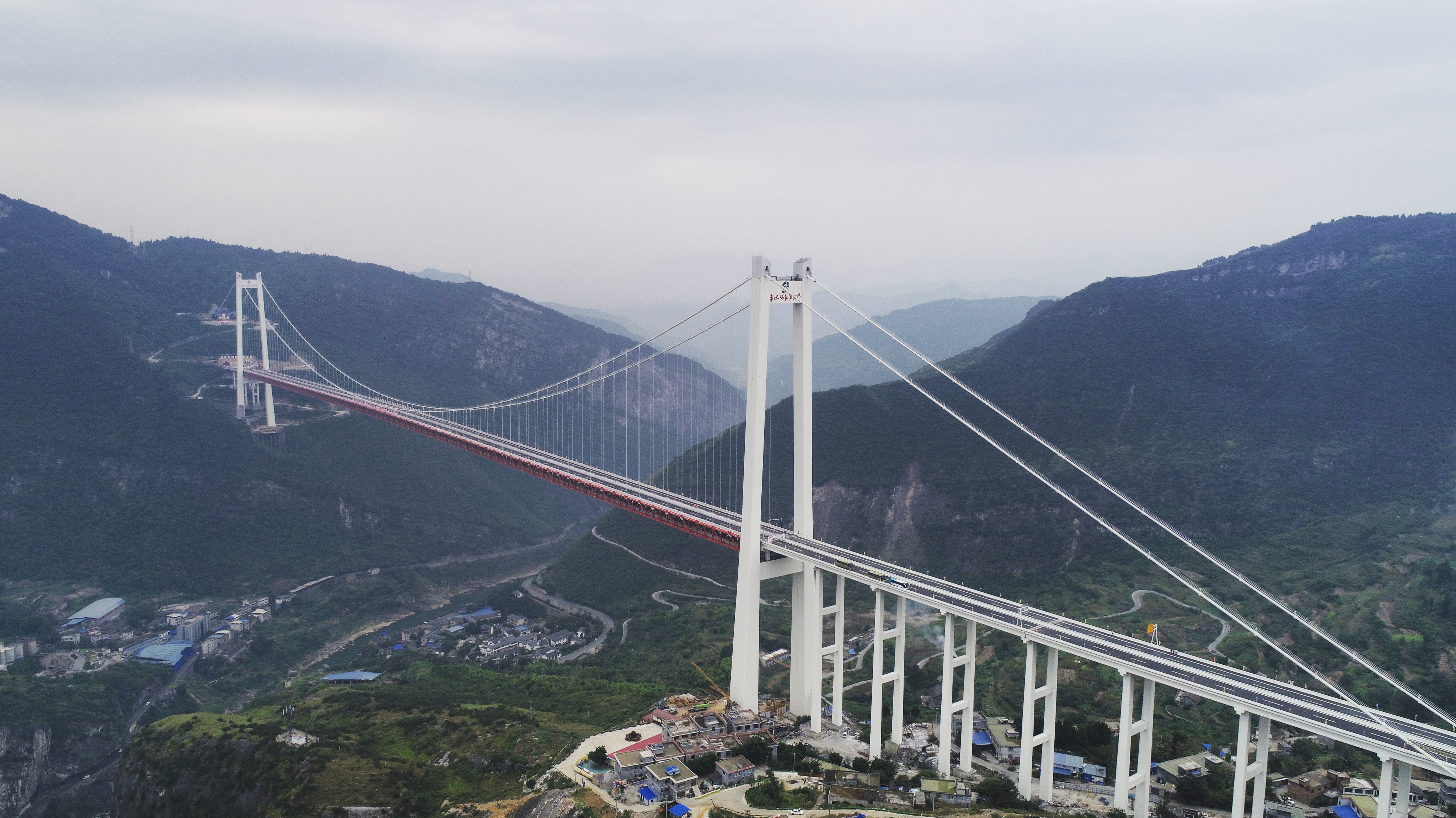 赤水河大桥 (陈龙  摄)交通投资继续保持高位运行深入实施综合交通