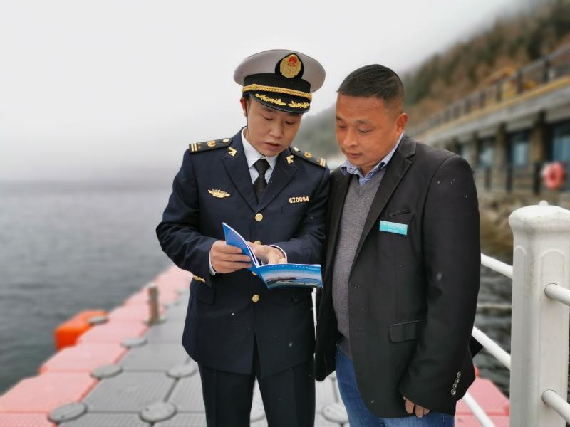 林杰为船舶经营者讲解港口船舶污染防治注意事项.jpg