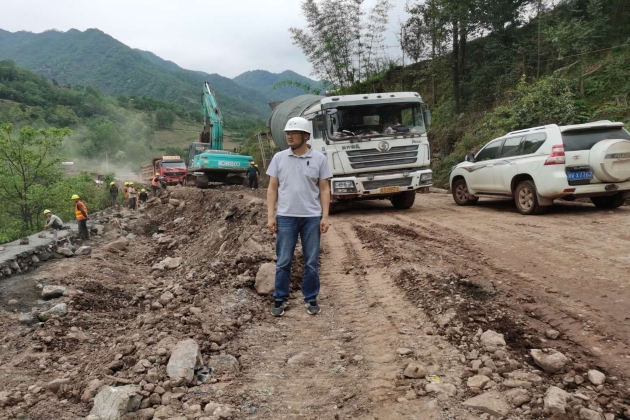 图为2020年6月8号杨建荣在工地现场指导施工.jpg