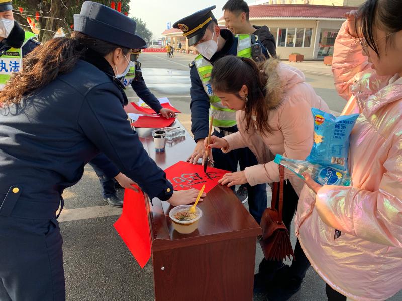 G0512成乐高速公路开展“情满旅途”便民服务活动.1.jpg