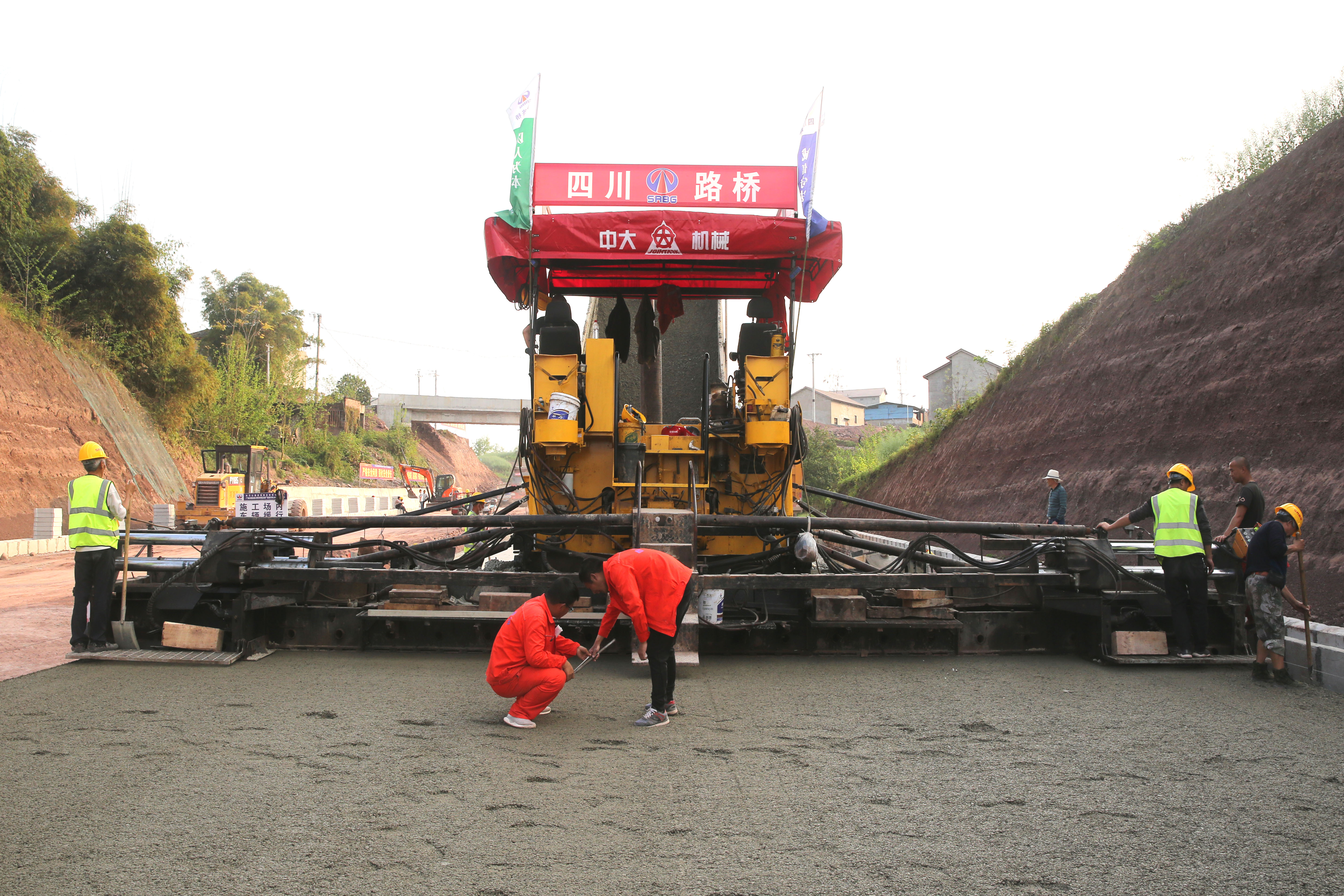 广安市过境高速公路东环线及渝（重庆）广（安）支线华蓥市禄市镇境内段项目工程复工复产施工队伍正在加快路面水稳层铺筑现场。（0028）.jpg