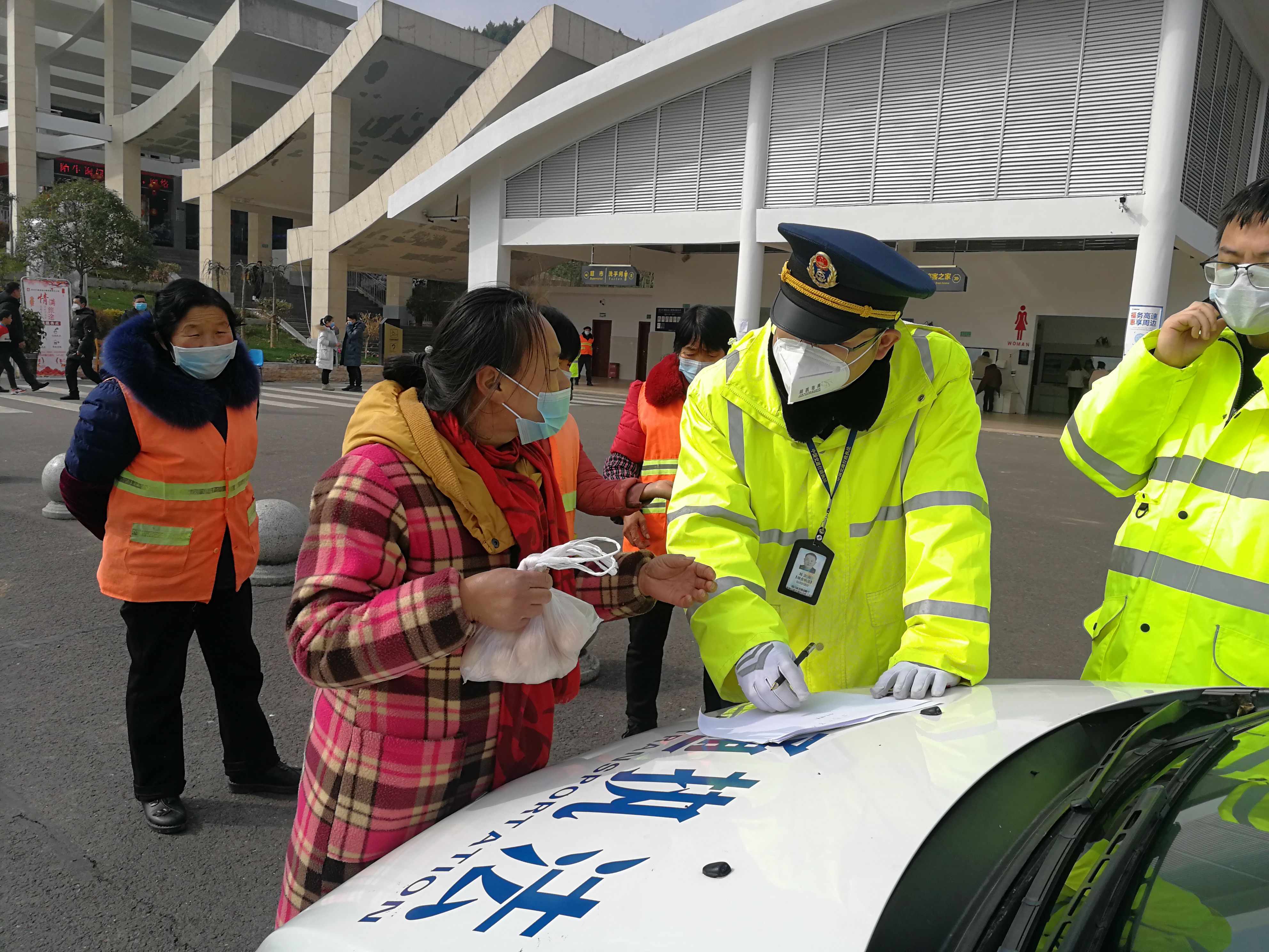 三支队十二大队 刘立业暖心帮助被遗留服务区的聋哑妇女2.jpg