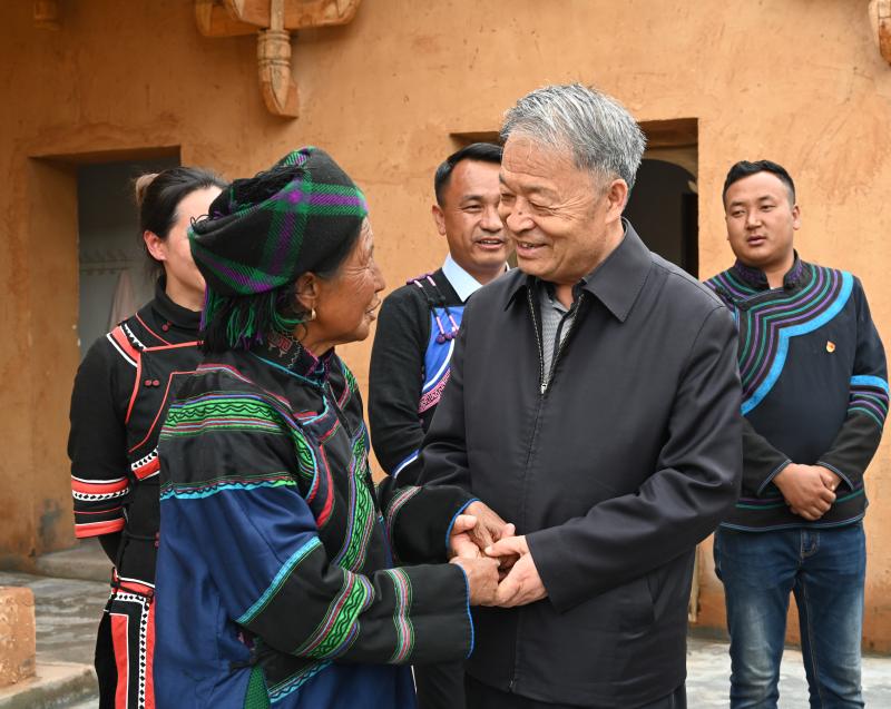 杨传堂深入昭觉县三岔河乡三河村调研，与村民吉木子洛亲切交谈.jpg