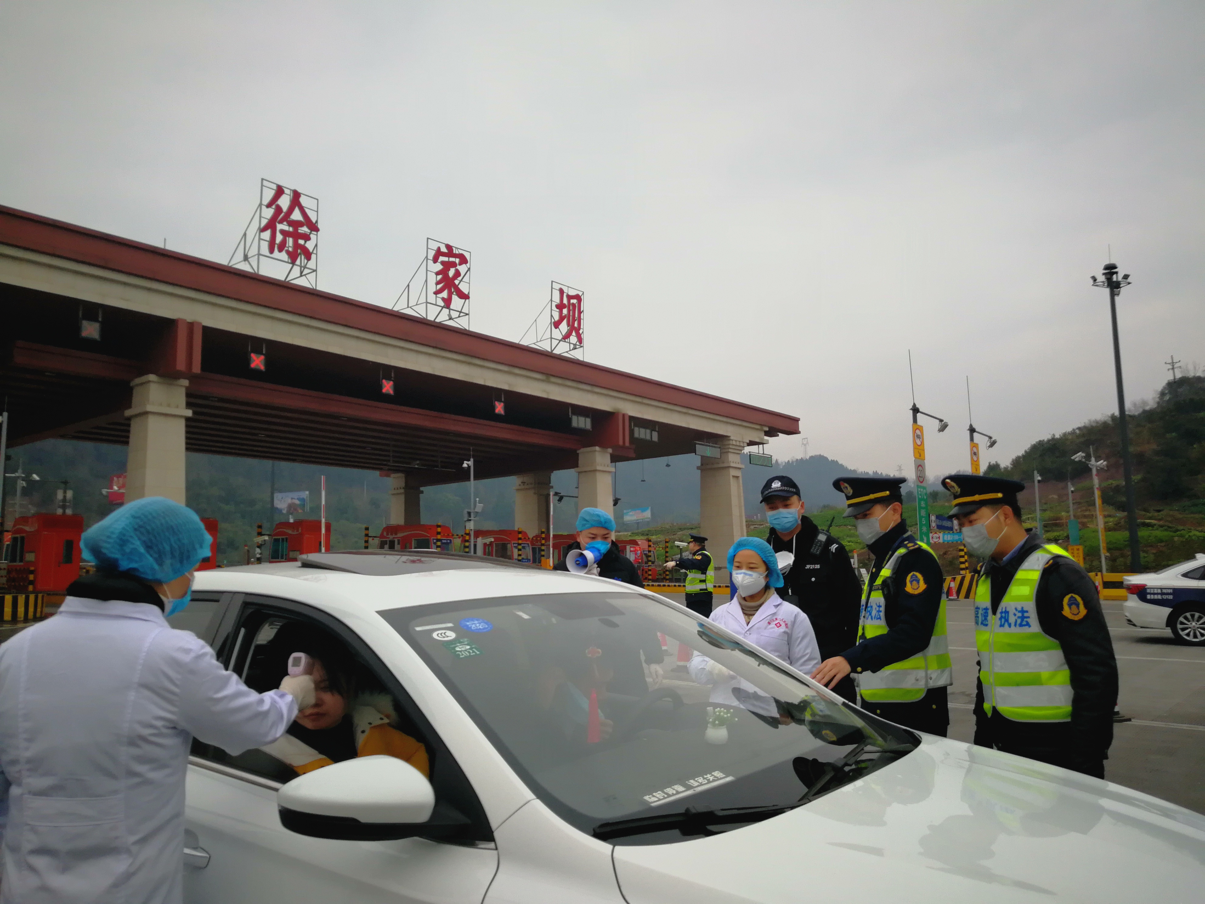 配合防疫人员对每一辆车进行仔细检查.jpg