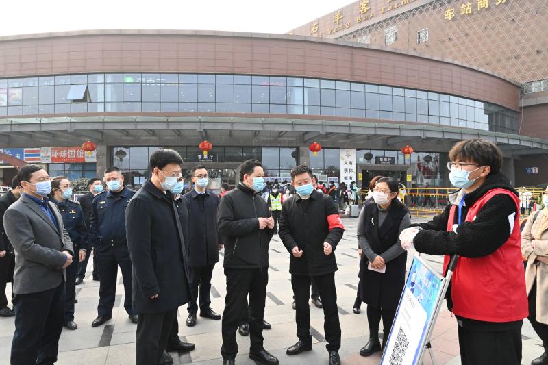 杨兴平在成都石羊客运站了解“四川天府健康通”使用情况.jpg