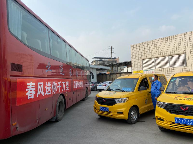“春风行动”专车衔接“金通工程”小客车一票制服务农民工返乡返岗.jpg