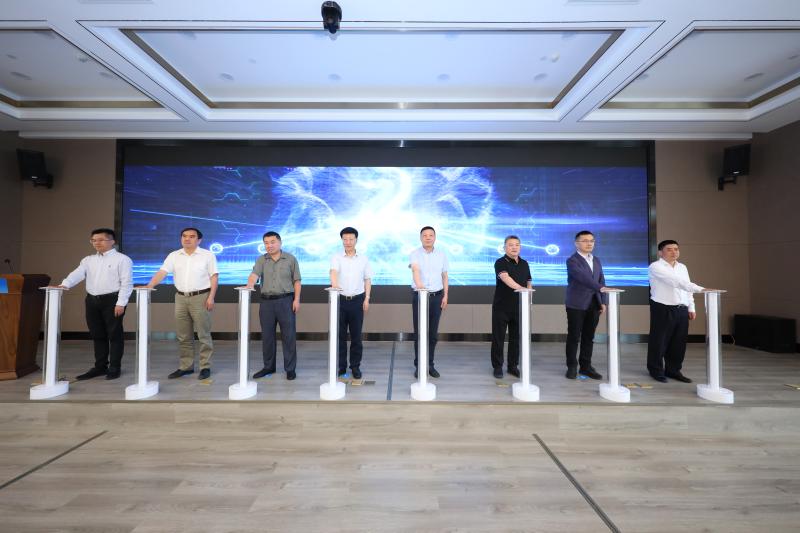 “绿水绿航绿色发展五年行动”启动。图为按下启动装置.jpg