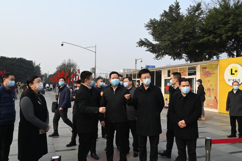 杨兴平在成都石羊客运站调研春运.jpg