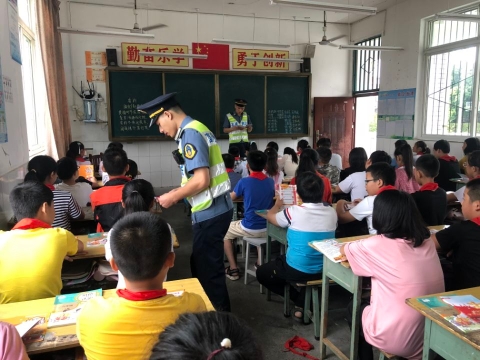 法律宣传进学校.jpg