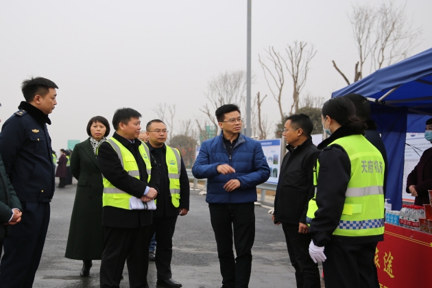 厅领导慰问高速公路管理服务一线人员.2.jpg