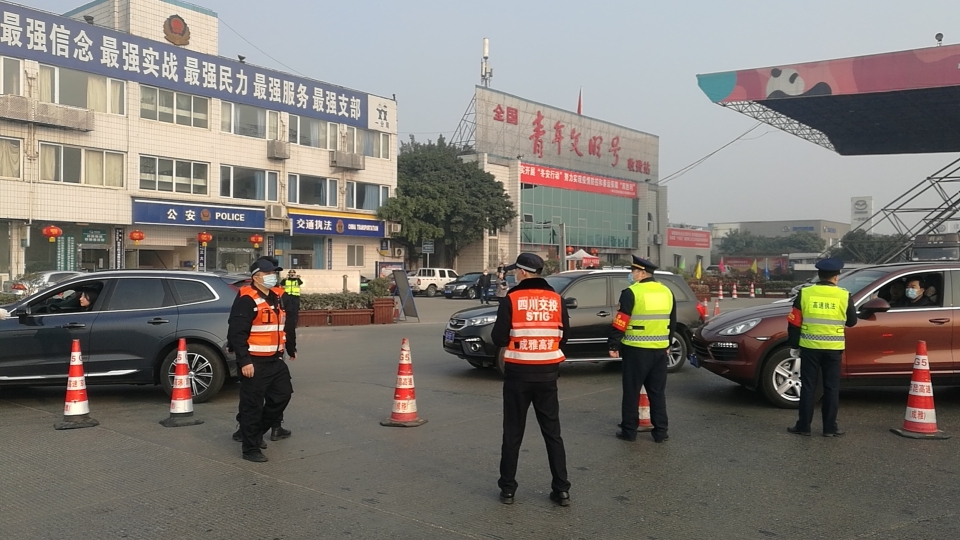 成雅分公司在“冬安行动”中启动雾天应急预案，协同进行交通管制。.jpg