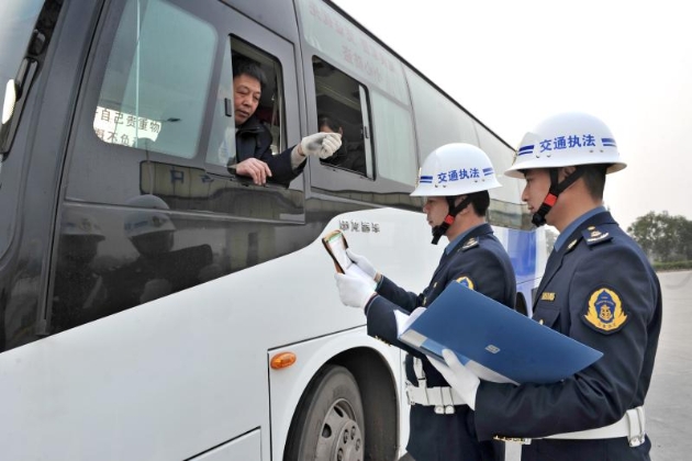 执法人员例行检查.jpg