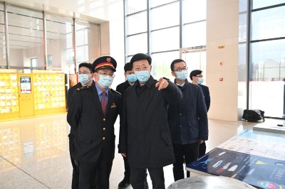 罗佳明在青白江东站检查疫情防控工作.jpg