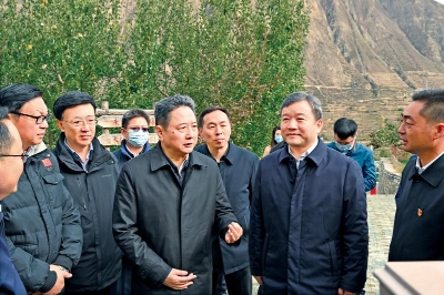 李小鹏在小金县沃日镇木栏村调研（刘涛声  摄）.jpg