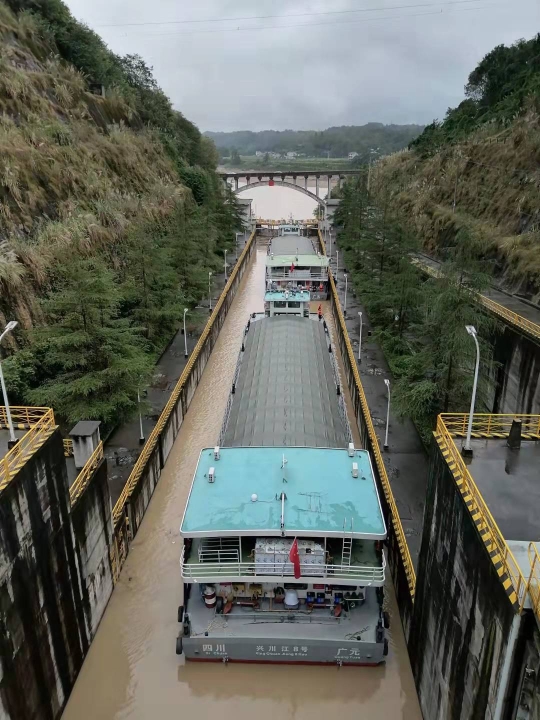 船舶顺利通过船闸.jpg