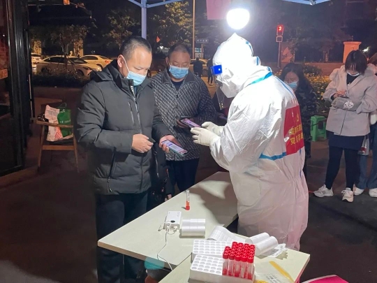 通宵达旦投入抗疫一线.jpg