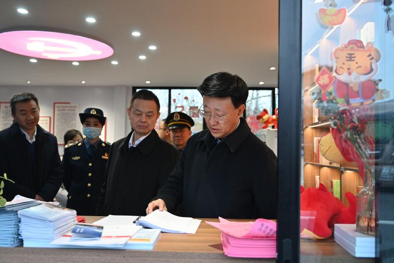 罗佳明在金堂服务区调研货车司机“暖心之家”运营情况.jpg