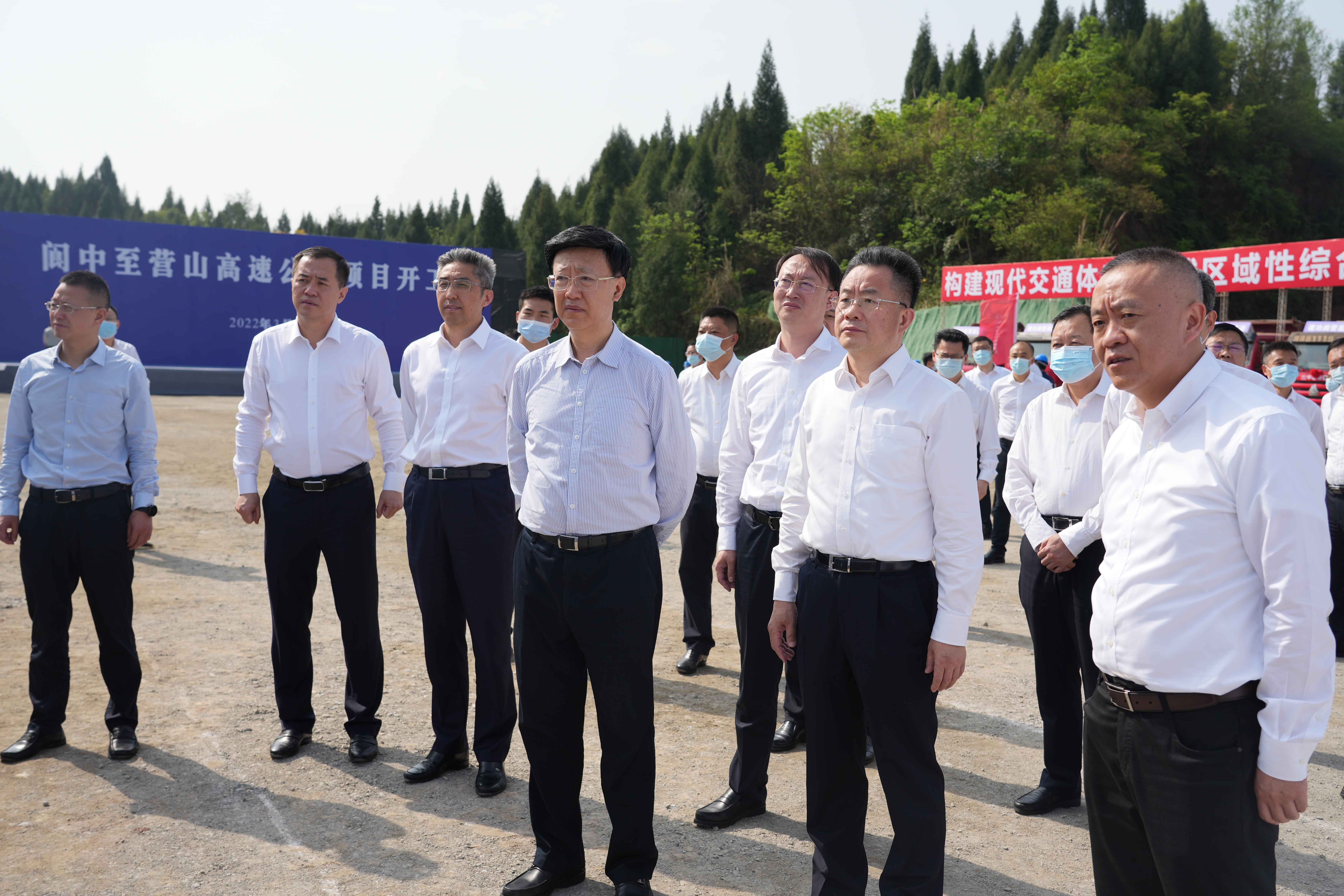 罗佳明、刘强等听取汇报.jpg