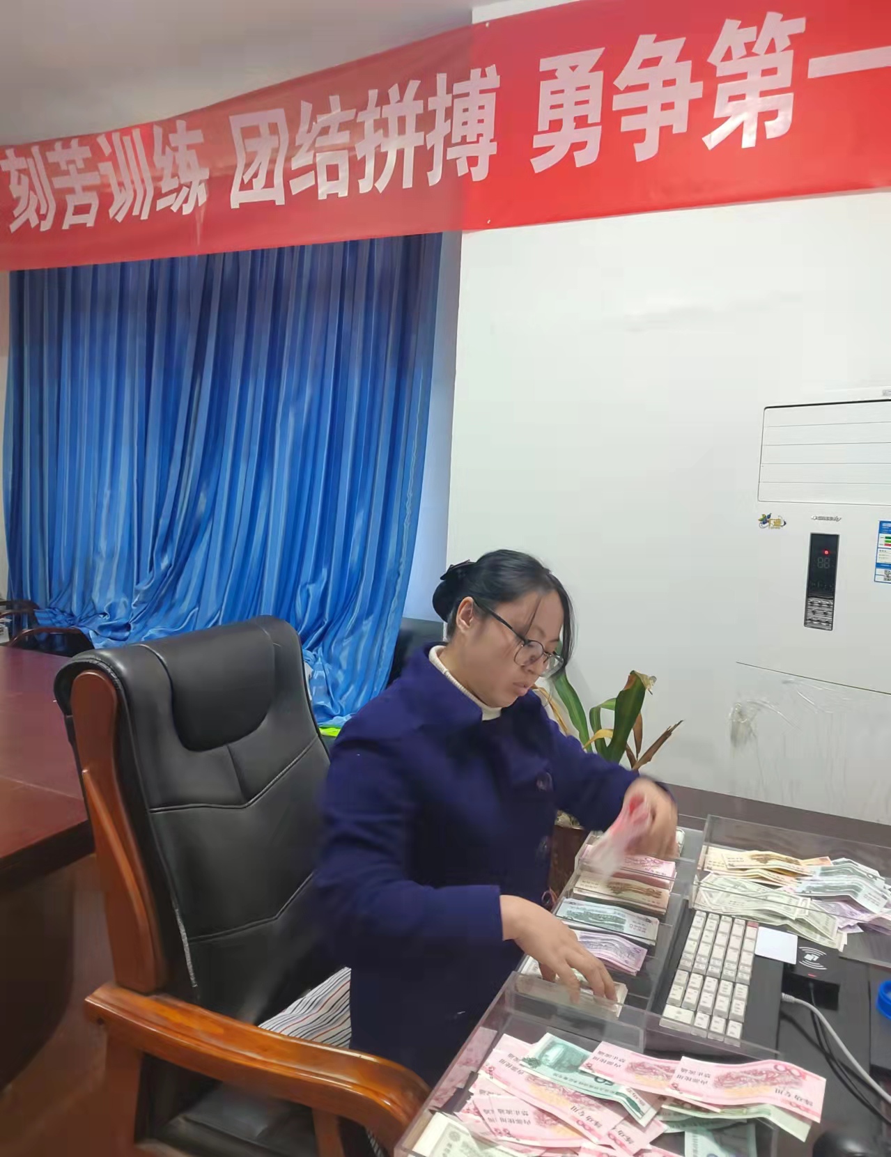宜泸宜叙公司收费处副处长陈雪娇刻苦练习点钞技能.jpg